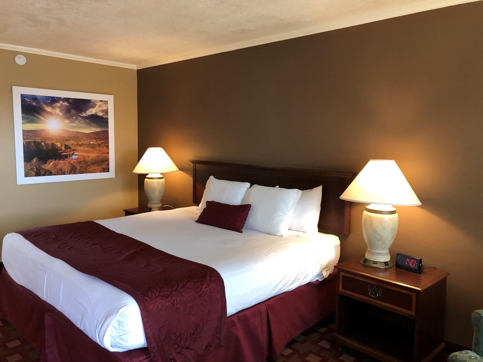 Days Inn & Suites By Wyndham Logan Exterior photo