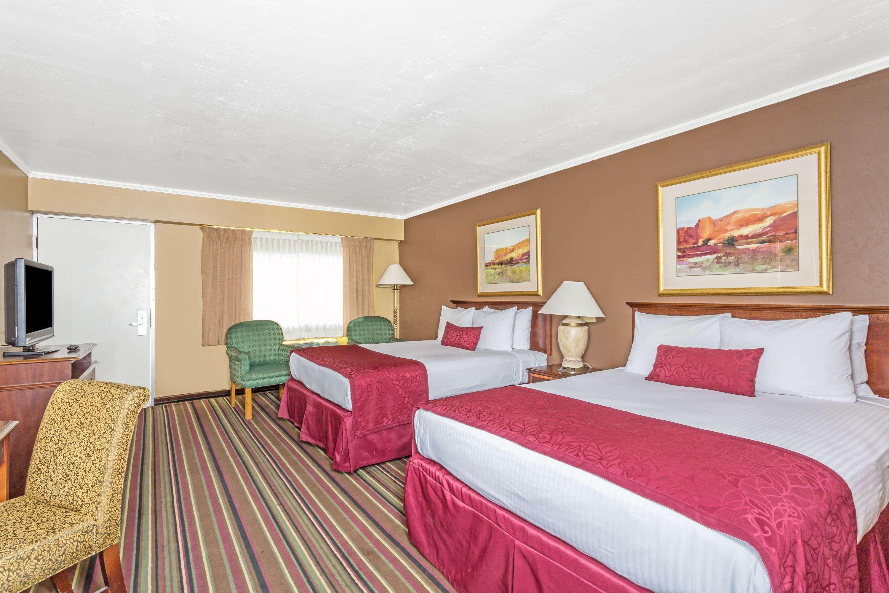 Days Inn & Suites By Wyndham Logan Exterior photo