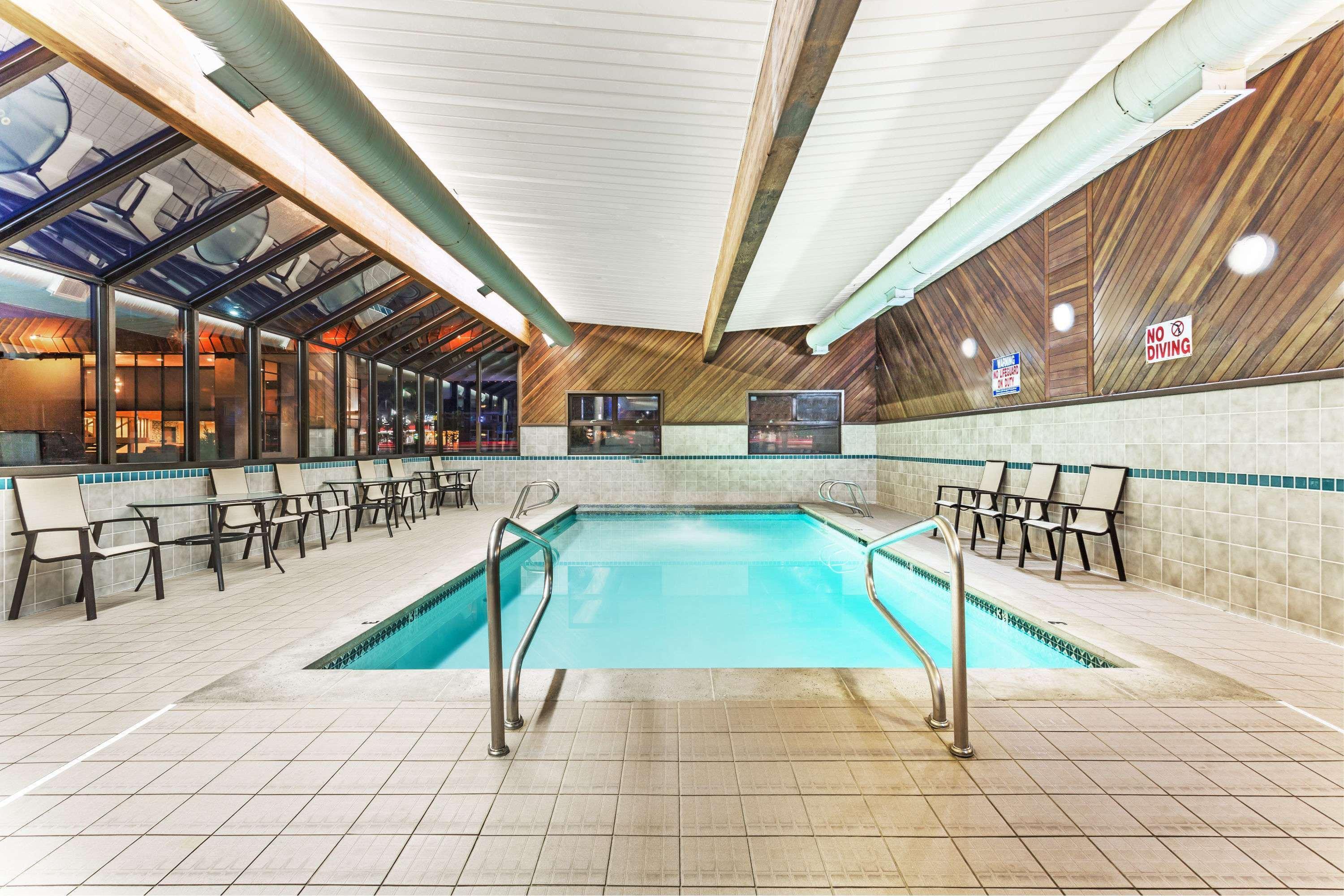 Days Inn & Suites By Wyndham Logan Exterior photo